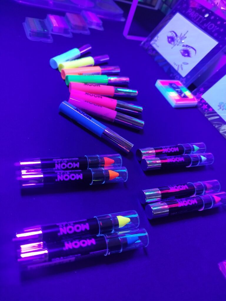 WOW Glitter 4 Detalles del montaje y materiales de maquillaje WOW Glitter