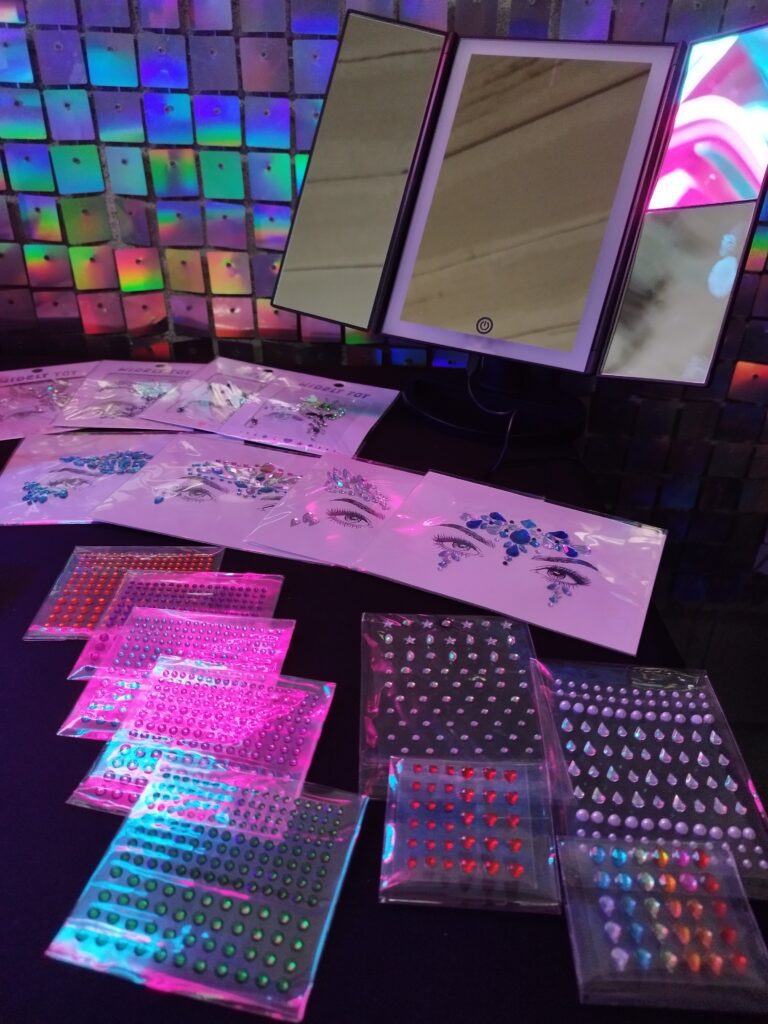 WOW Glitter 5 Detalles del montaje y materiales de maquillaje WOW Glitter