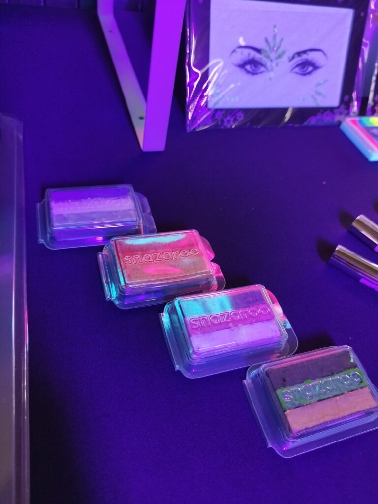 WOW Glitter 7 Detalles del montaje y materiales de maquillaje WOW Glitter