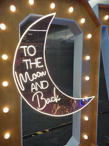 TO THE MOON AND BACK alquiler neones luminosa eventos