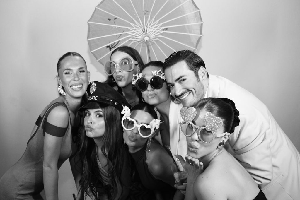 Inicio 1 Invitadas posando con gafas en el fotomatón Black & White de Luminosa Eventos