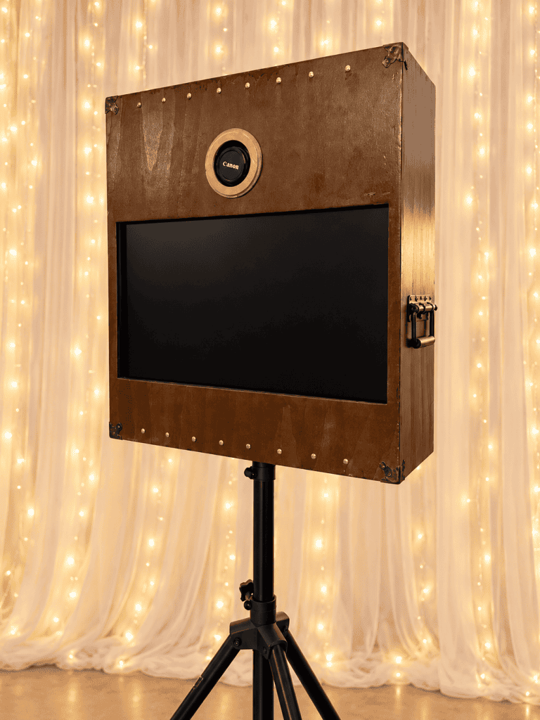 Fotomatón para bodas y eventos en Sevilla 3 Fotomatón Vintage de madera con fondo de tul y luces
