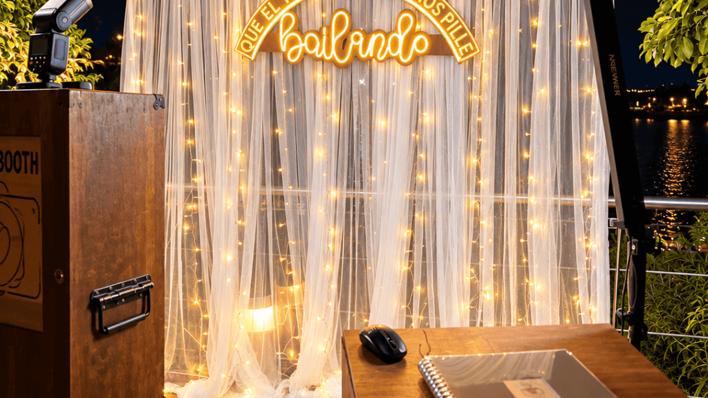 Fotomatón para bodas y eventos en Sevilla 2 Montaje de fotomatón Vintage con tul, miniluces y neón de Luminosa Eventos