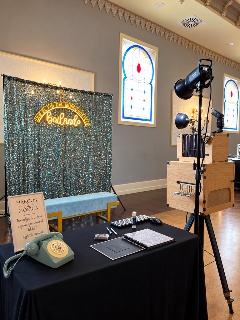 Fotomatón para bodas y eventos en Sevilla 4 Escenografía del fotomatón Époque con banco de terciopelo, lentejuelas y neón