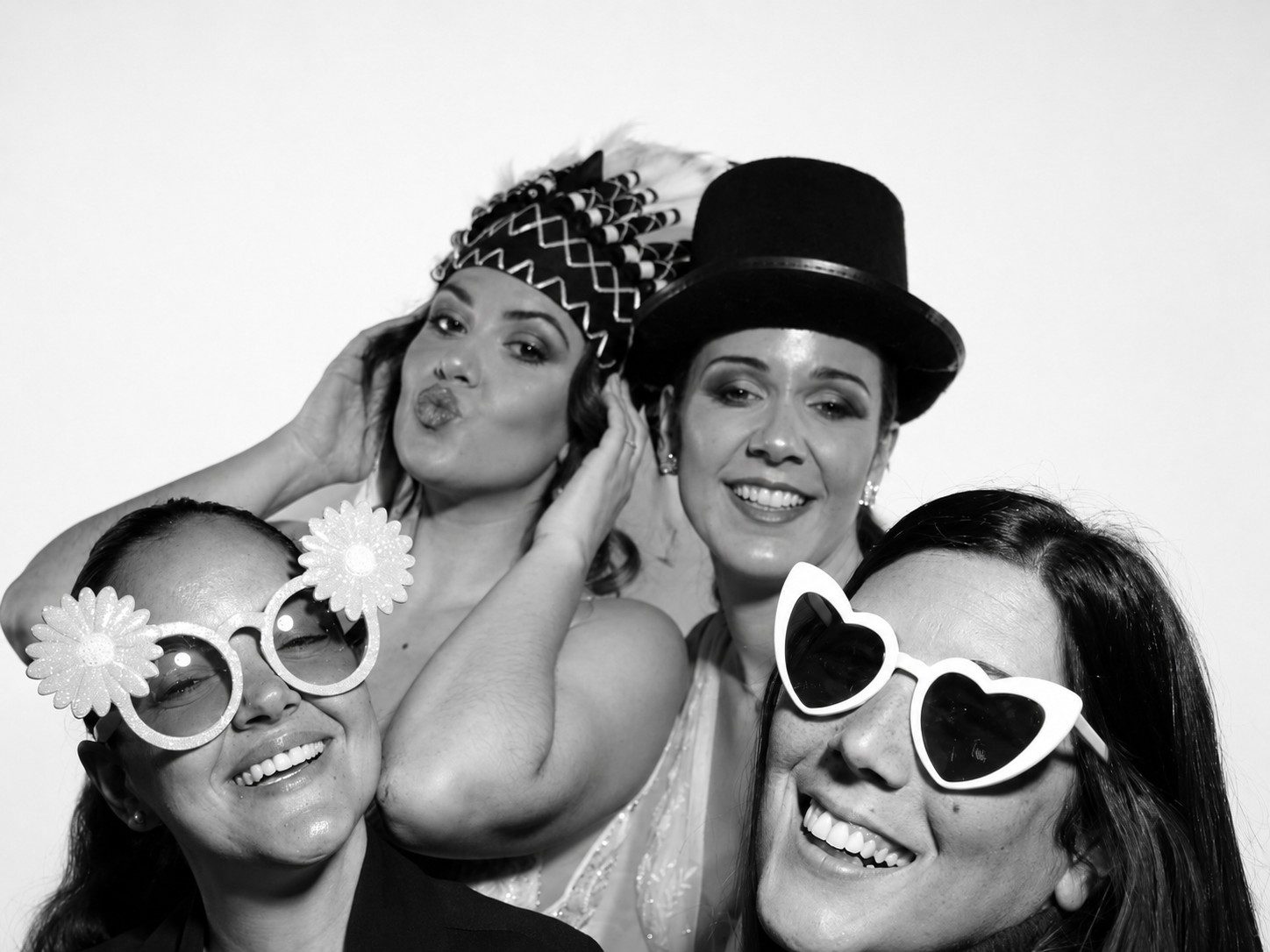 FOTOMATON BLACK & WHITE 3 Grupo de invitadas con gafas y sombreros en una fotografía en blanco y negro
