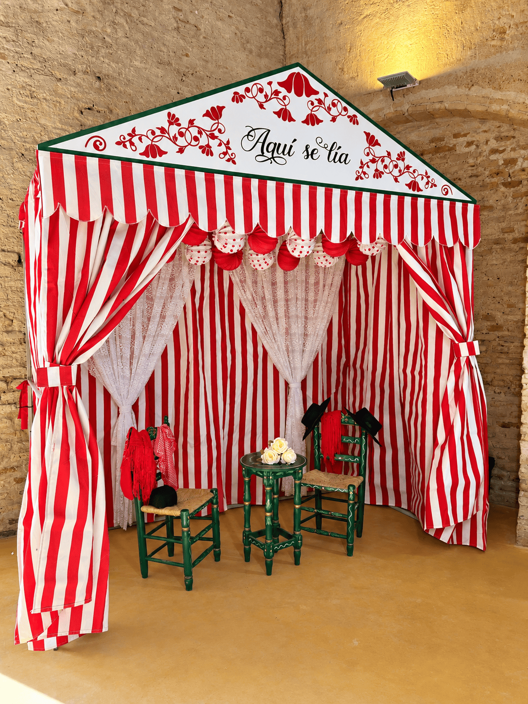 Inicio 9 Caseta de Feria de Luminosa Eventos con cortinas rojas y blancas y decoración tradicional
