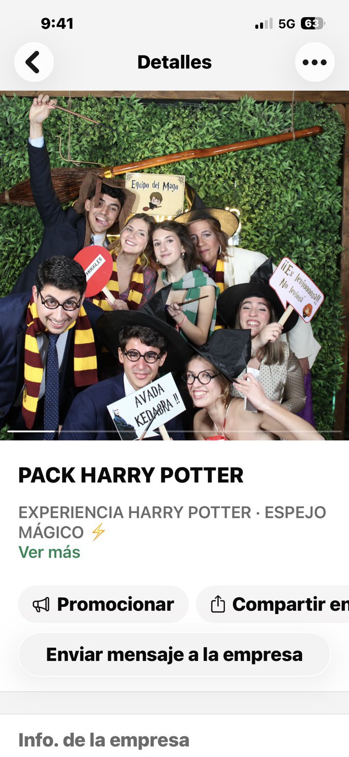 Invitados con bufandas, gafas y varitas en el fotomatón temático Harry Potter