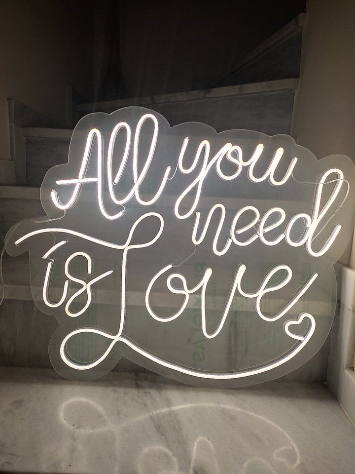 Catálogo de neones de alquiler 3 Neón de alquiler All you need is love en un montaje real